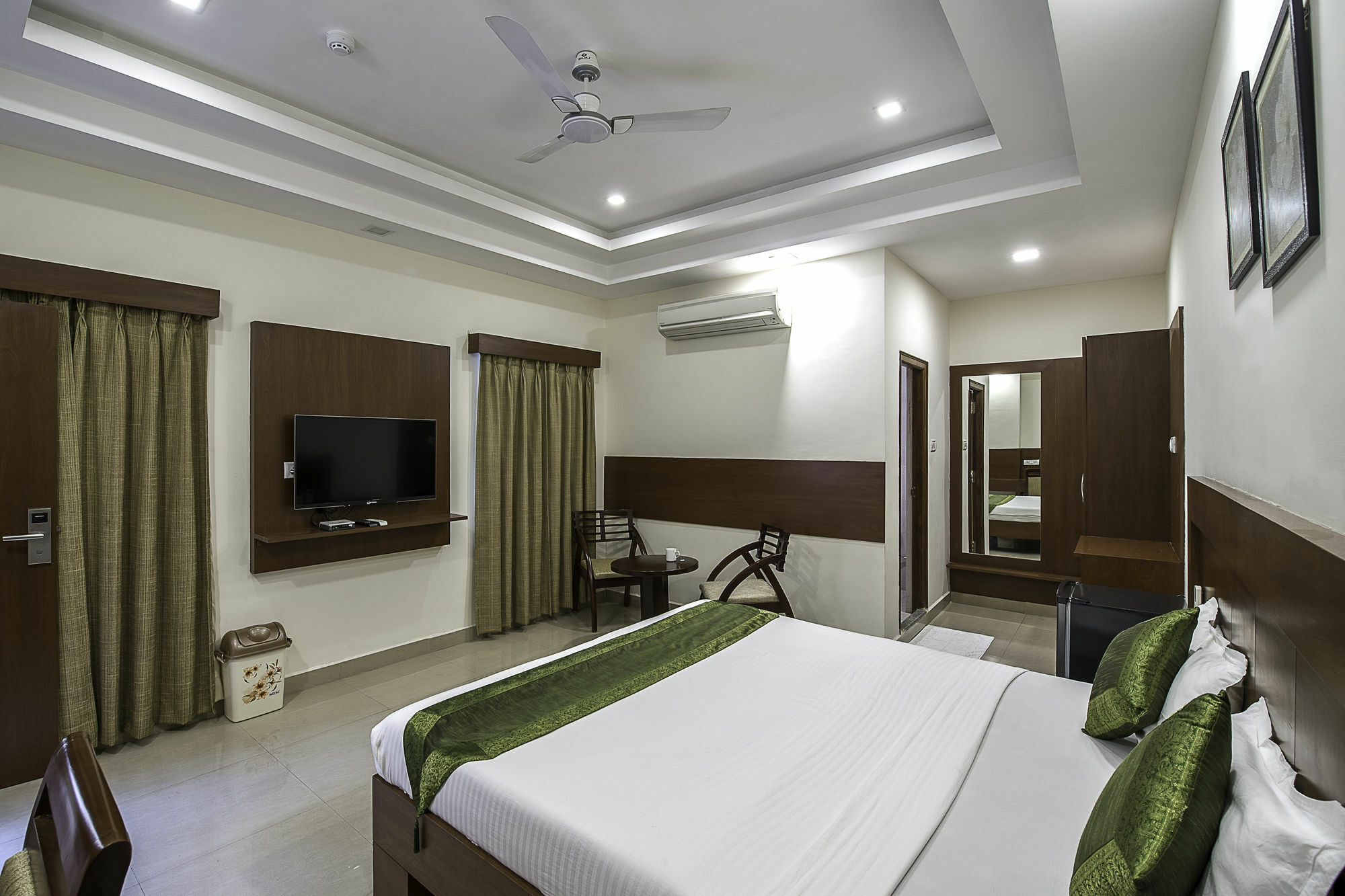 Treebo Trend Hotel Jp Plaza Nampally ไฮเดอราบัด ภายนอก รูปภาพ