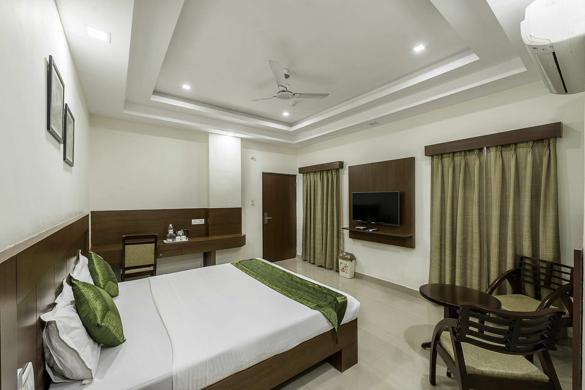 Treebo Trend Hotel Jp Plaza Nampally ไฮเดอราบัด ภายนอก รูปภาพ